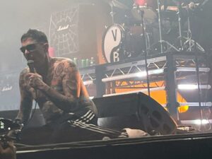 Viagra Boys en concert au Zénith de Paris avec Sebastian Murphy sur scène