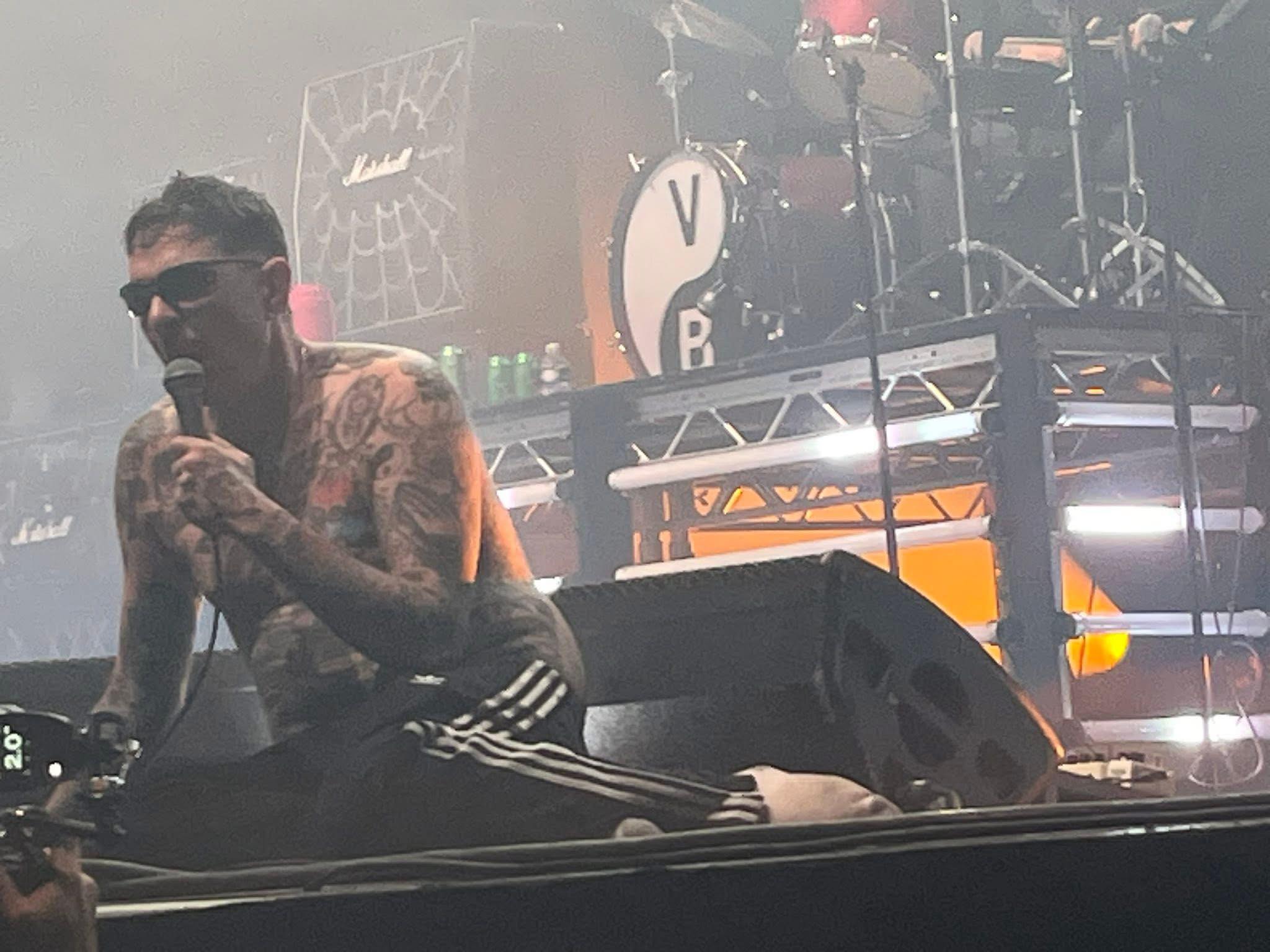 Viagra Boys en concert au Zénith de Paris avec Sebastian Murphy sur scène