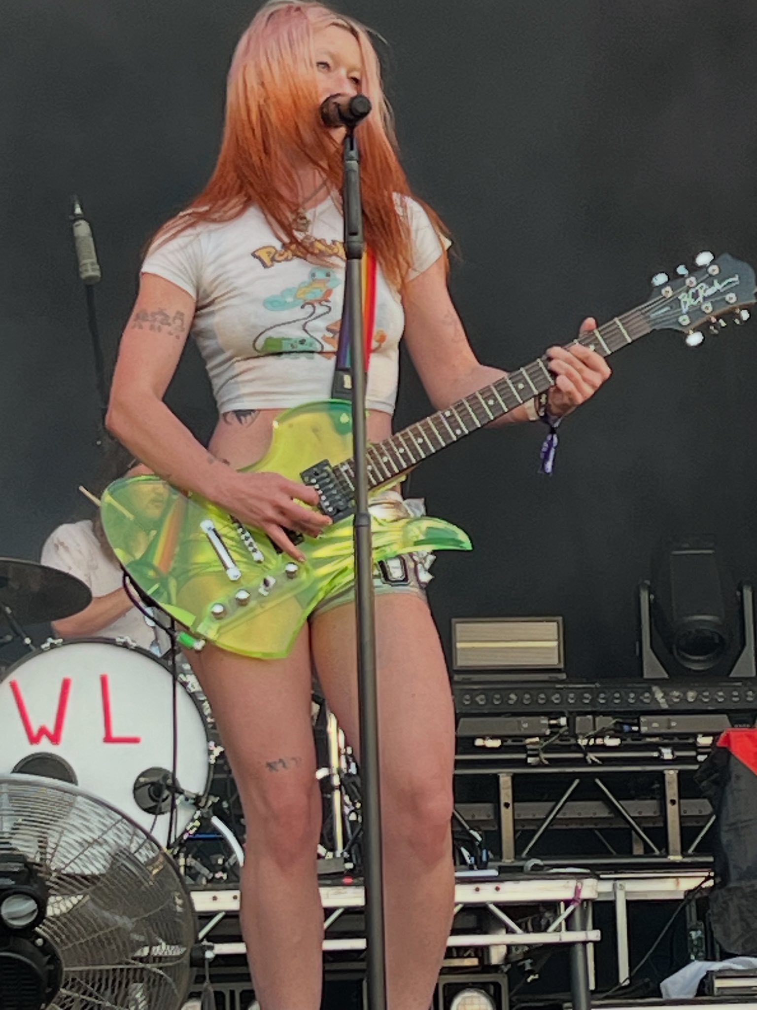 Wet Leg en concert au Cabaret Vert avec Rhian Teasdale et Hester Chambers.