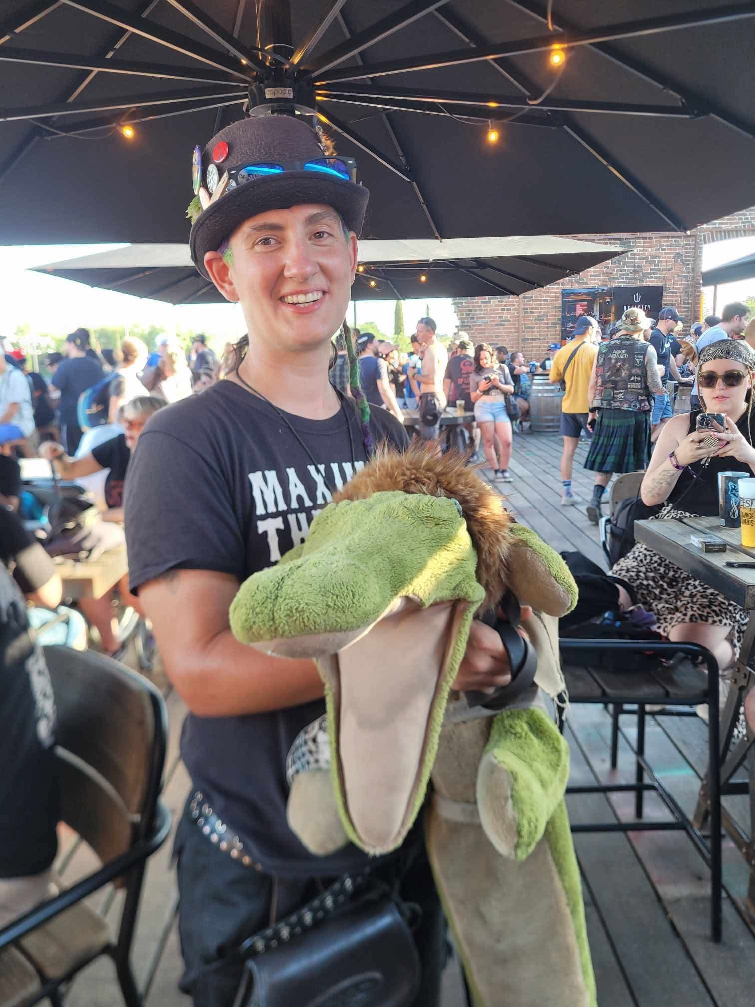 image d'un homme tenant un crocodile en peluche au hellfest 2026