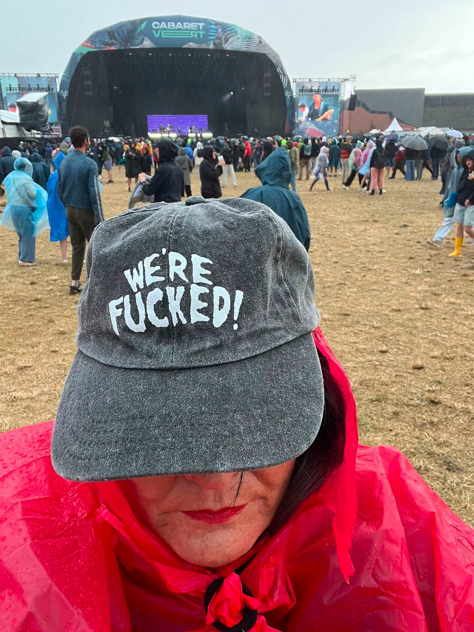 Festivalières en ponchos sous la pluie au Cabaret Vert 2026