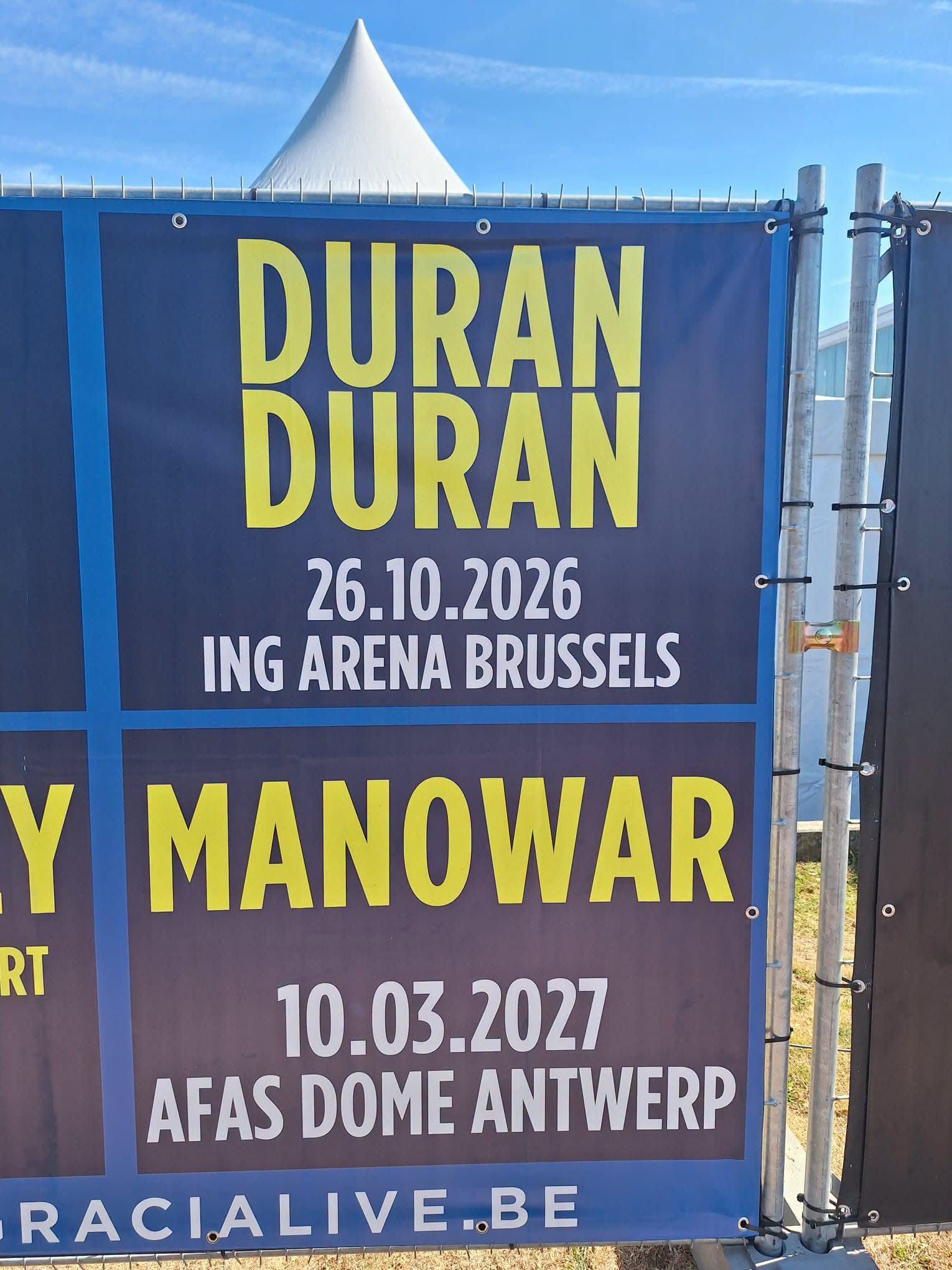 Publicité en Belgique réunissant Duran Duran et Manowar sur le même panneau.