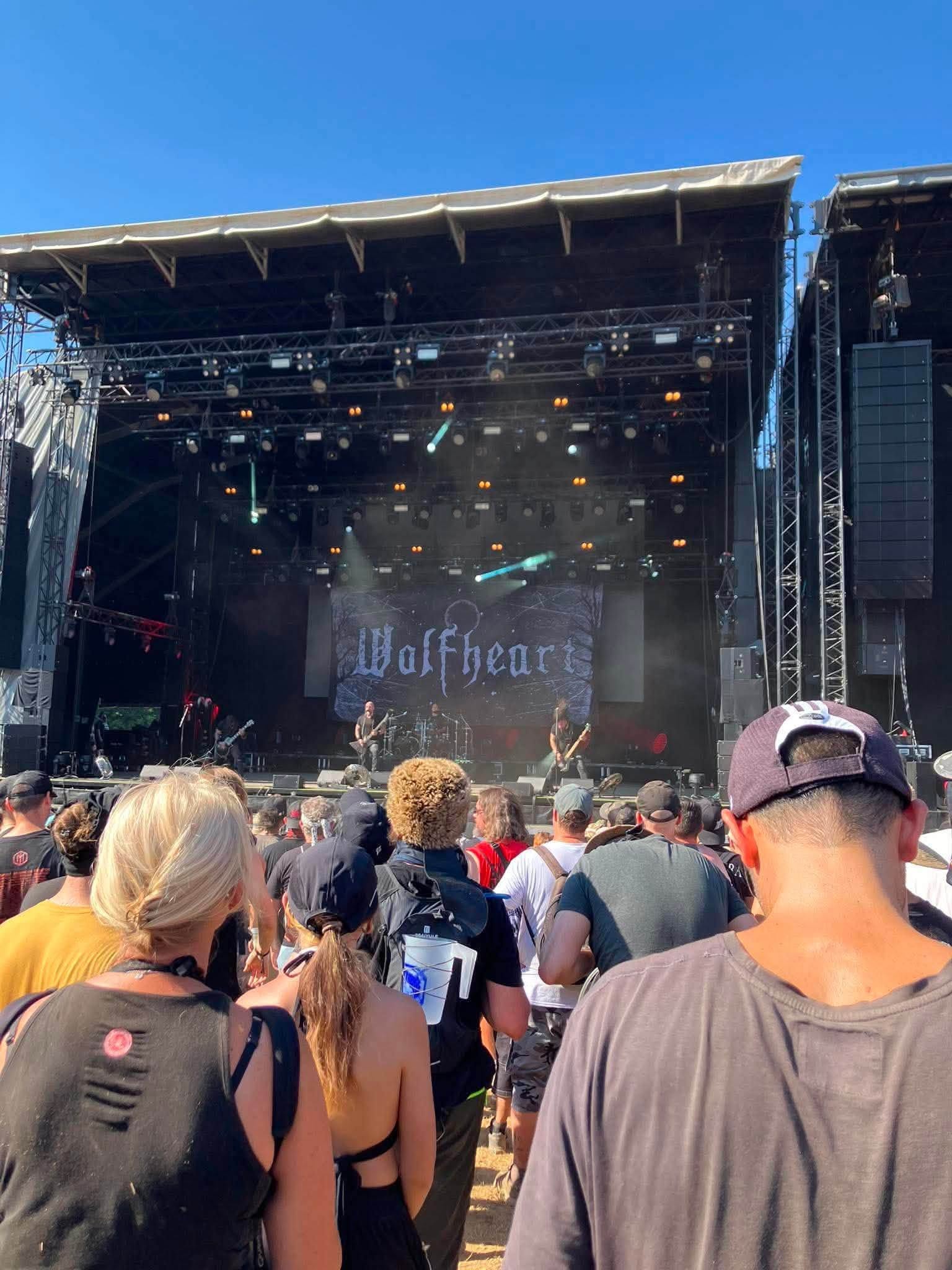 Festivaliers du Motocultor 2026 à Carhaix sous la chaleur et dans la poussière