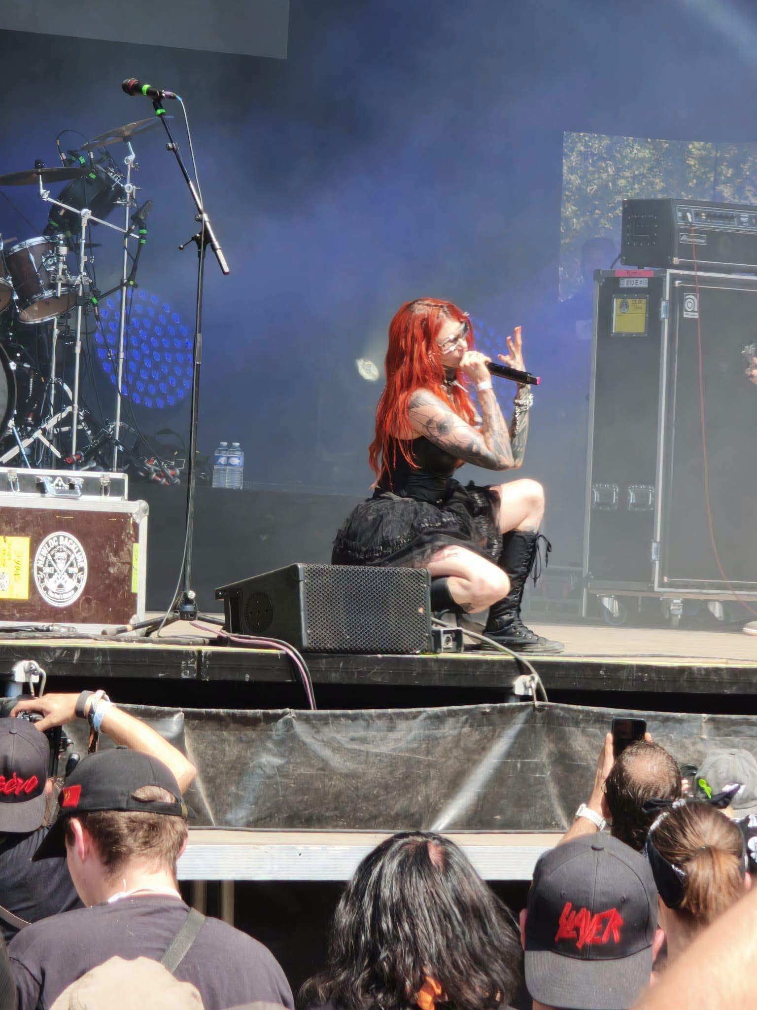 Festivaliers du Motocultor 2026 à Carhaix, entre poussière, déguisements et chaleur