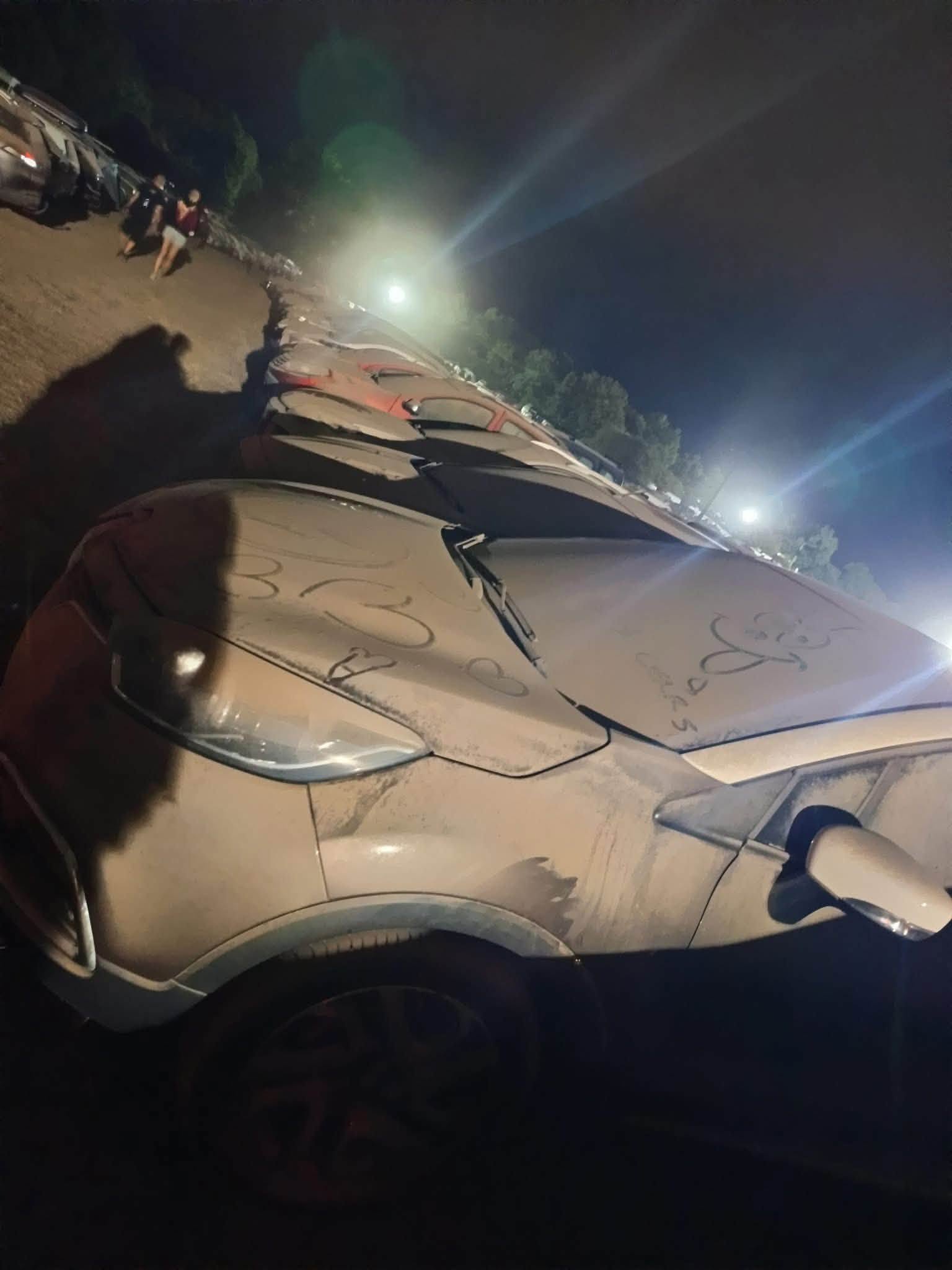 Festivalier avec un cubi sur la tête devant Mass Hysteria au Motocultor 2026