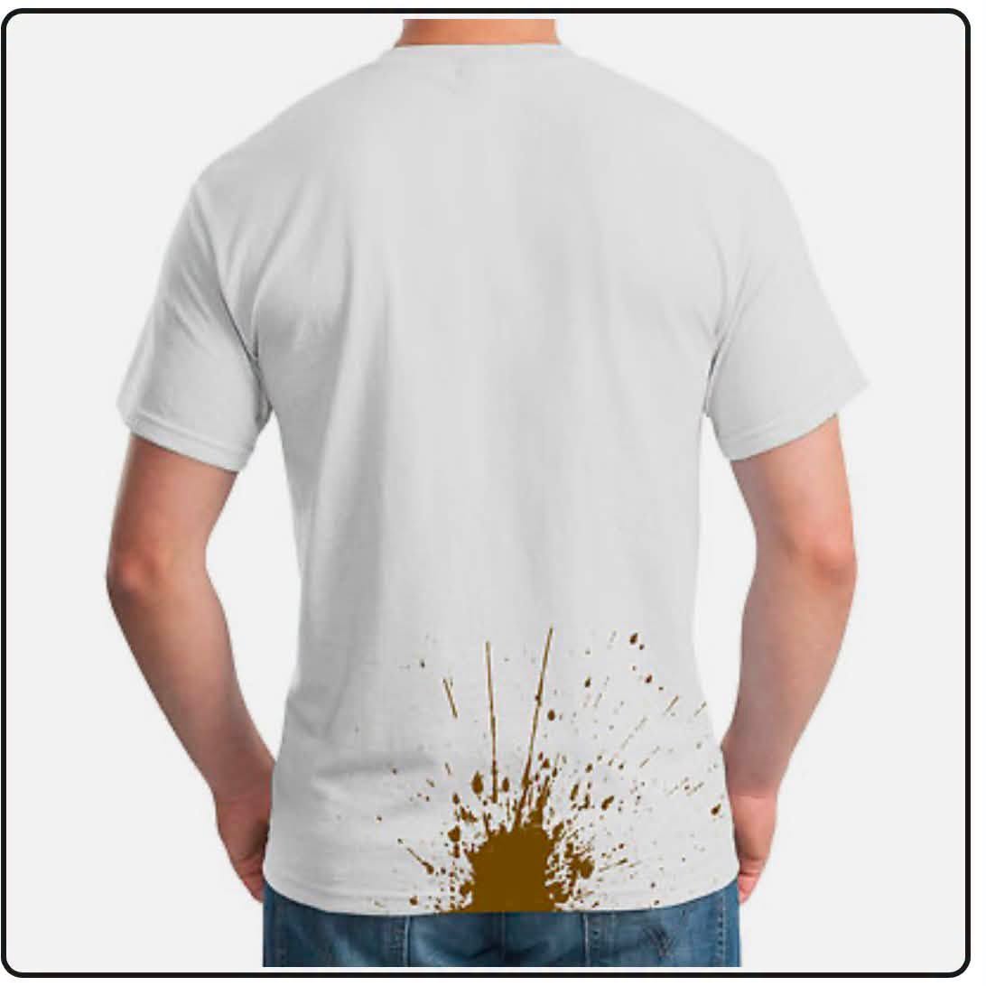 Festivalier portant un tee-shirt avec une fausse tache fécale au Motocultor 2026