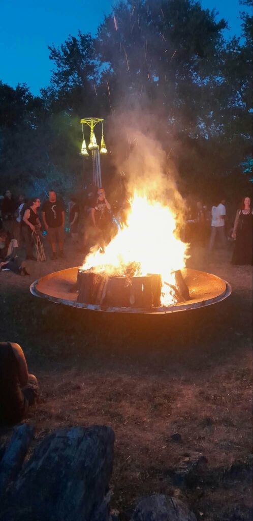 HOMME-SAUVAGE-2026-2-498x1024 L’HOMME SAUVAGE : RETRAITE SPIRITUELLE POUR MÉTALLEUX EN BURN-OUT DES FESTIVALS D’ÉTÉ