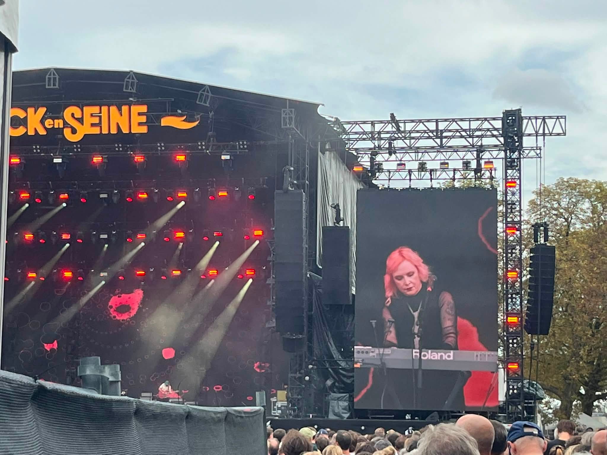 Slowdive à Rock en Seine 2026 vu depuis les talus de Saint-Cloud