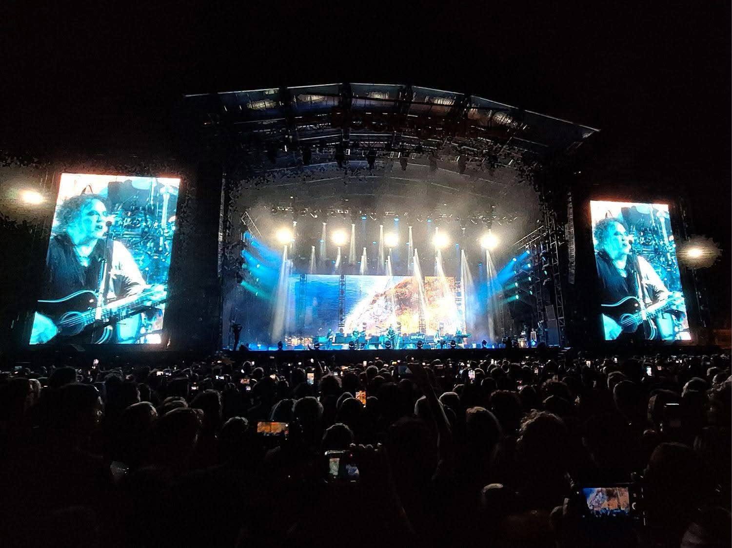 The Cure à Rock en Seine 2026 avec Robert Smith visible sur écran depuis le public